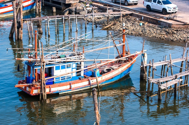 Barco pesquero tailandés en la orilla