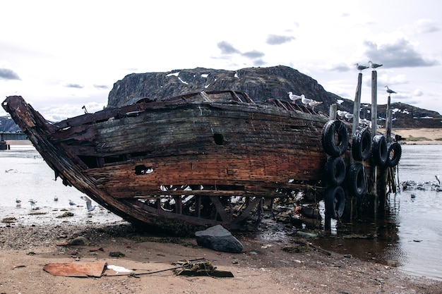 Barco pesquero viejo desechado en tierra