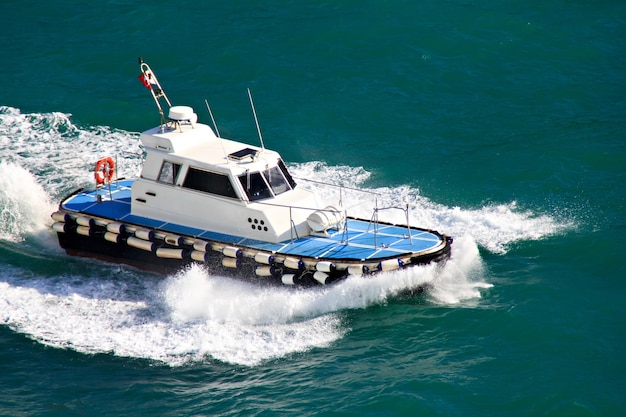 Barco-piloto em ação no mar Mediterrâneo