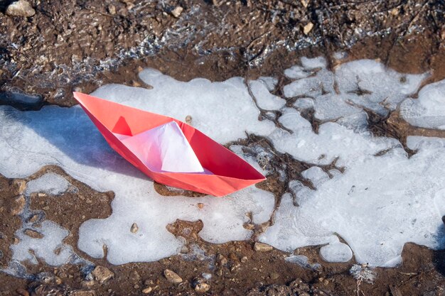 Barco de pimiento rojo sobre hielo