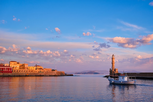 Barco en el pintoresco puerto viejo de Chania, isla de Creta. Grecia