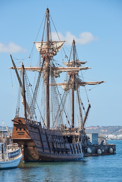 Barco pirata estacionado no porto da cidade