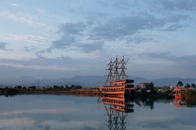 Barco pirata de madera en el río monovgat turquía el concepto de turismo y entretenimiento