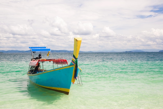 Barco en la playa de andaman