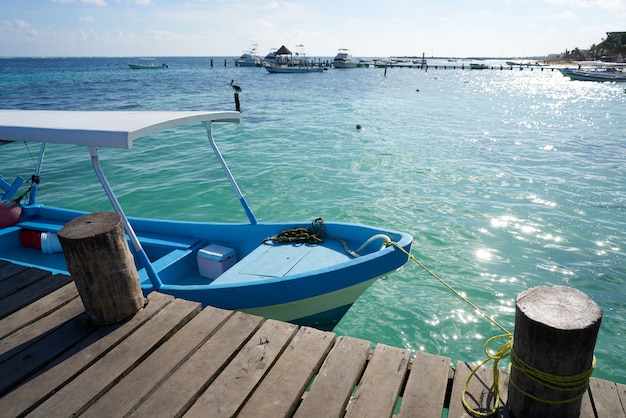 Barco de playa del Caribe en el muelle de madera