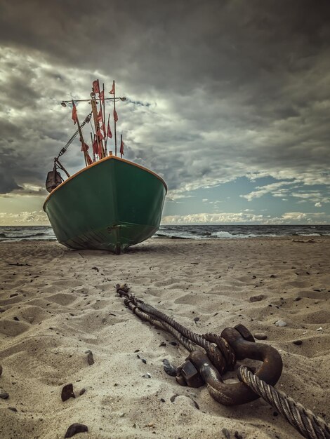 Barco en la playa contra el cielo