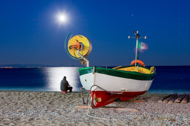 Foto barco en la playa de noli