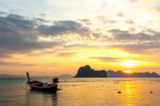 barco en la playa y la salida del sol en Trang, Tailandia