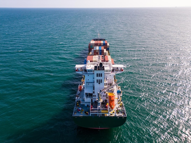 Un barco portacontenedores en la vista aérea superior del mar