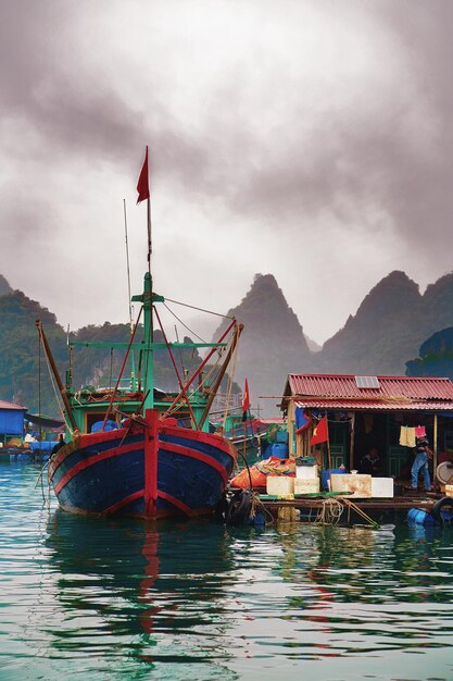 Barco en el pueblo pesquero flotante en la bahía de Ha Long, Vietnam