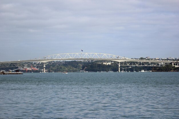 Barco del puente de la ciudad del muelle del paisaje del centro de Auckland