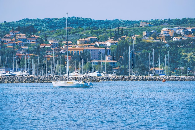 Barco en el puerto del mar Adriático en el pueblo pesquero de Izola, Eslovenia