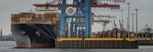 Foto barco en el puerto