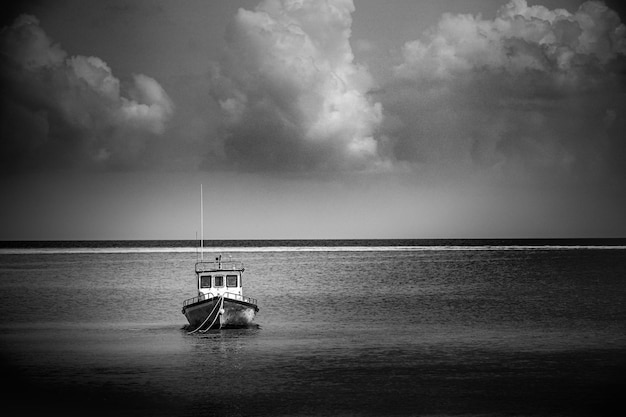 Un barco que está sentado en el agua.