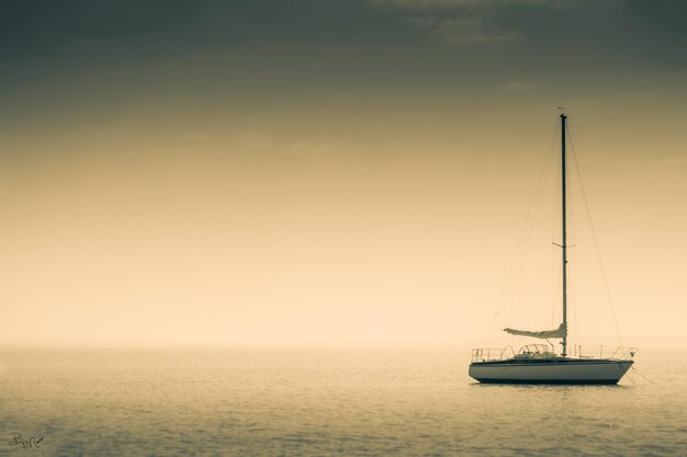 Foto barco que navega en el mar