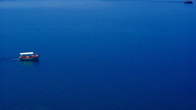 Foto barco que navega en el mar