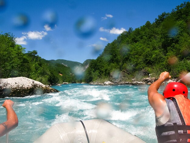 Barco de rafting en el río rápido de montaña.