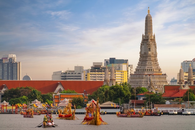 Barco real tailandês tradicional no rio na cidade de bangkok com o templo wat arun