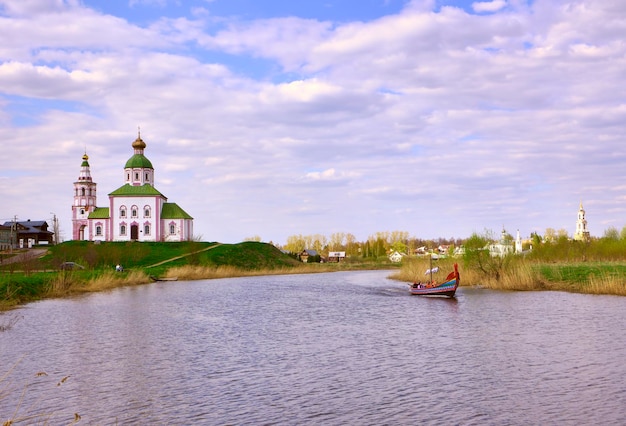 Un barco de recreo en el río.