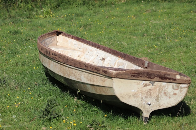 Foto el barco de remo se sentó en la hierba