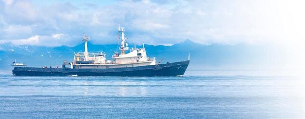 Barco de rescate en la bahía de Avacha del océano Pacífico bajo la suave luz del sol