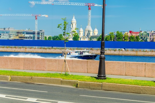 Foto un barco va río abajo en una ciudad.