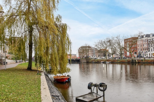 Un barco en un río en una ciudad con edificios.