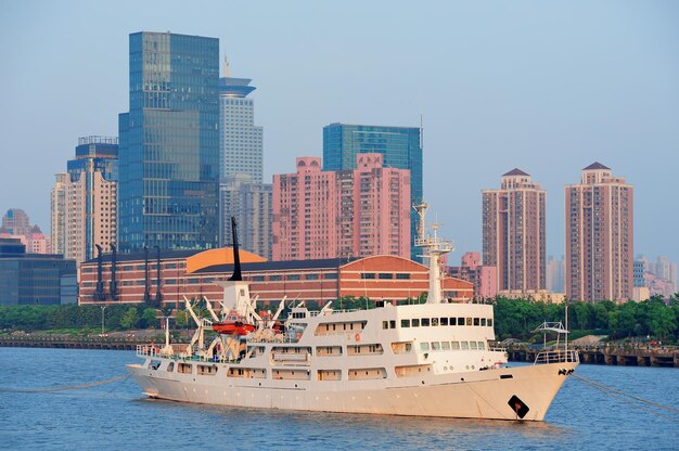 Barco en el río Huangpu con arquitectura urbana de Shanghai