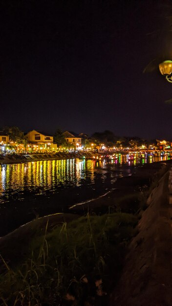 Foto un barco en el río por la noche con un festival lunar romántico en el centro patrimonial de hoi a