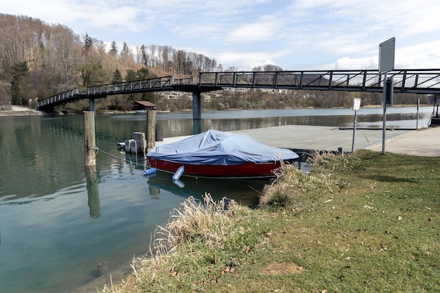 Barco en el río con el puente al fondo