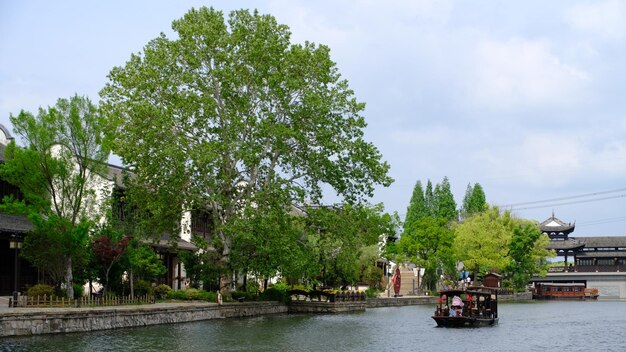 Un barco en el río en wuxi.