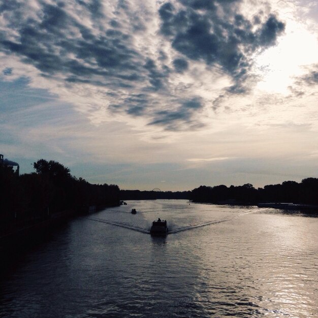 Foto barco en el río