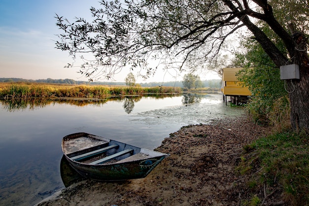 Barco en el río