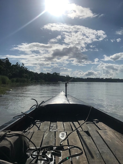 Un barco en el río