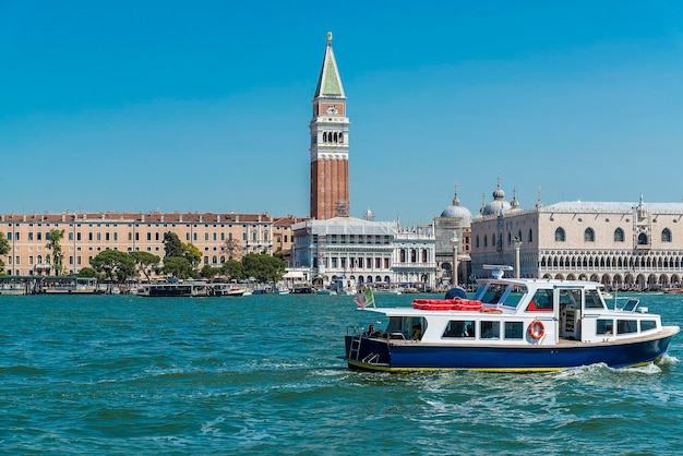 Barco rojo cerca de la Plaza de San Marcos en el Gran Canal de Venecia Italia