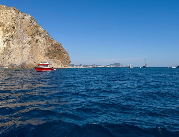 El barco rojo en el mar Mediterráneo turquesa