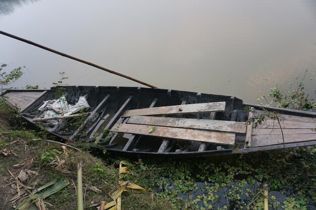 Foto el barco está roto.