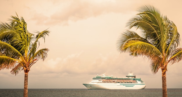 El barco de Royal Caribbean navega en el puerto de las Bahamas