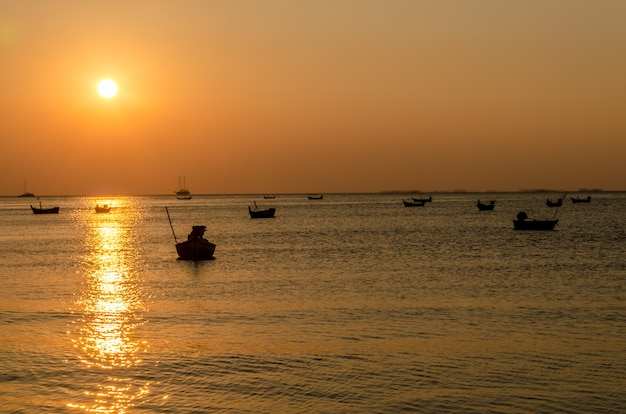 Barco de silueta en el atardecer