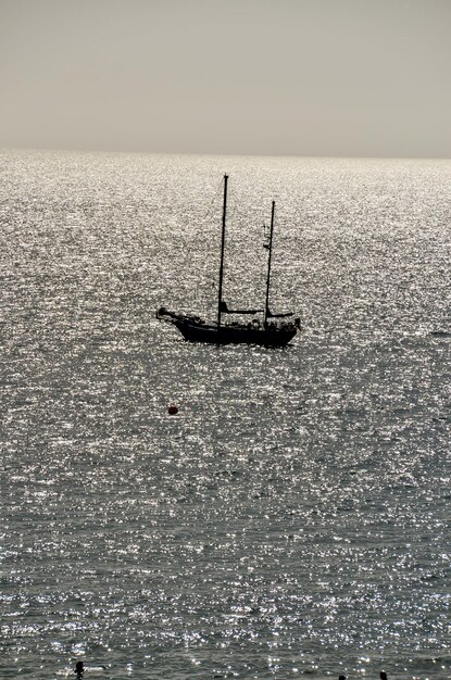 Barco de silueta en el océano