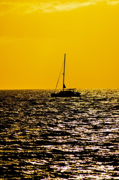 Barco de silueta en el océano