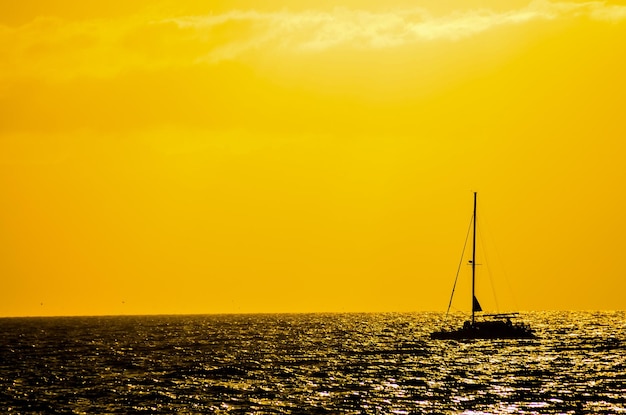 Barco de silueta en el océano