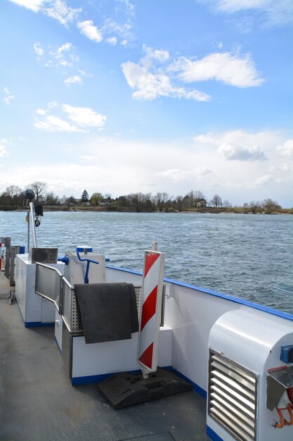 Foto barco sobre o lago contra o céu