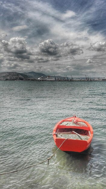 Foto un barco solitario amarrado en un lago tranquilo