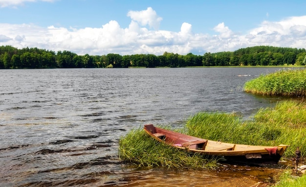 Barco solitario en el lago