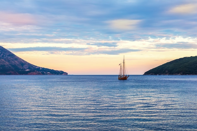 Barco solitario en el puerto de Budva, Montenegro, vista del atardecer.