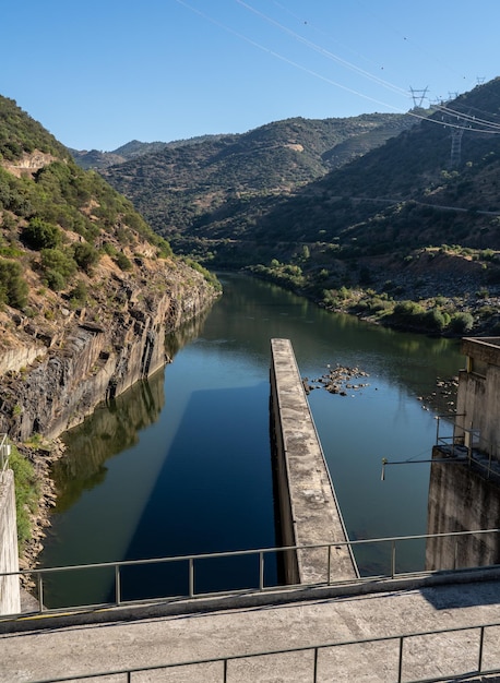 Barco subindo dentro da eclusa da Barragem da Valeira no rio Douro