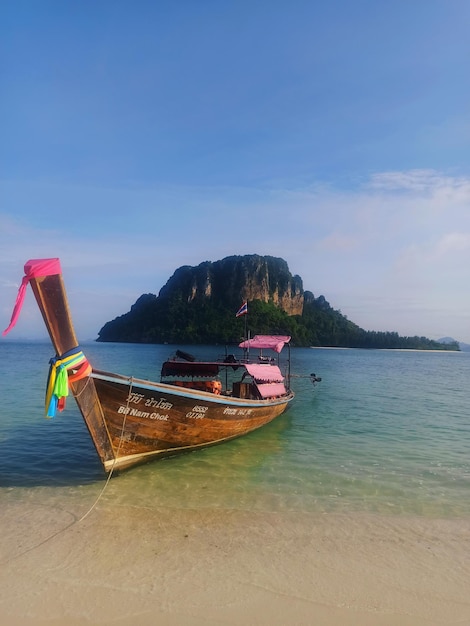 Barco tailandés en la playa de Thale Waek en Krabi, Tailandia