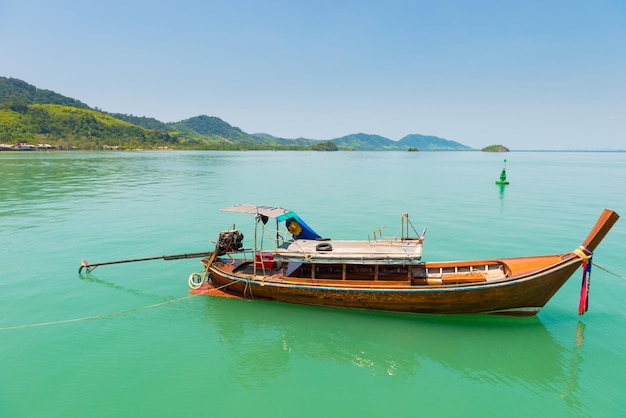 Foto barco tailandês tradicional com cauda longa