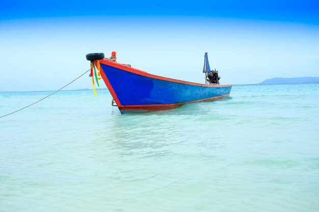 Barco tailandês tradicional de madeira e bela praia de areia railay, na província de krabi, ao nang